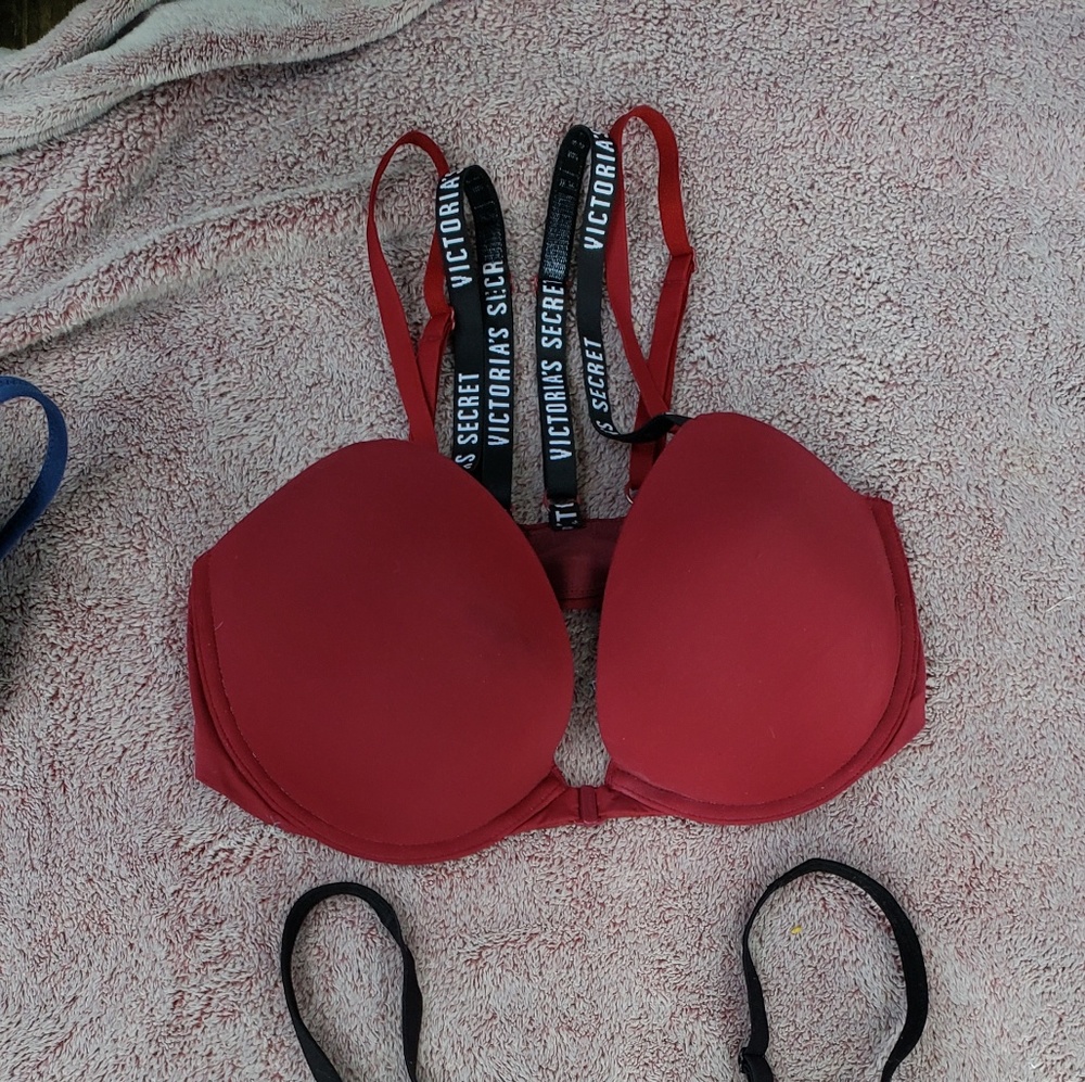 NWOT 32DD Victoria secret push up bra